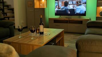 Apartamento | Área de estar | TV LED 25 polegadas com canais a cabo, DVD player