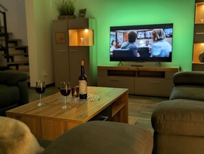 Lägenhet | Vardagsrum | 25-tums LED-tv med kabelkanaler och dvd-spelare
