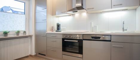 Appartement | Privékeuken | Een koelkast, een oven, een kookplaat, een vaatwasser