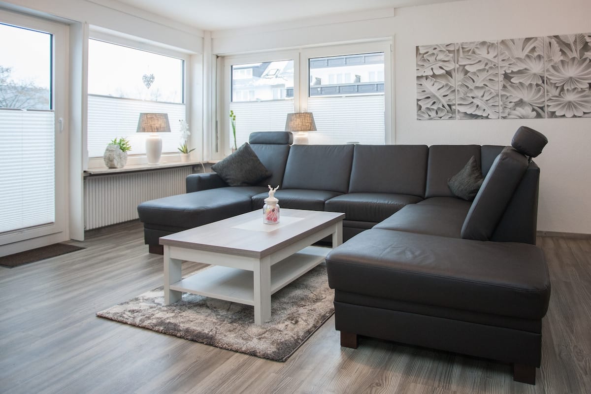 Appartement | Woonruimte | Een 25-inch ledtelevisie met kabelzenders en een dvd-speler