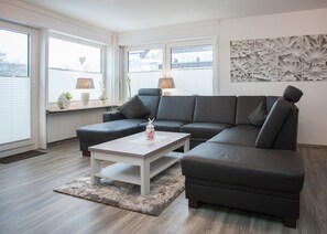 Appartement | Coin séjour | Télévision LED de 25 pouces avec chaînes par câble, lecteur de DVD