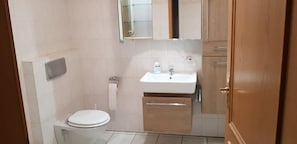 Apartment | Badezimmer | Dusche, Haartrockner, Handtücher