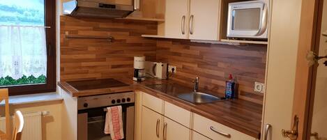 Apartment | Eigene Küche | Großer Kühlschrank, Ofen, Herdplatte, Wasserkocher