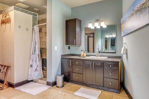 Articles de toilette gratuits, sèche-cheveux, serviettes fournies