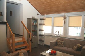 Apartment | Wohnbereich | 45-Zoll-Fernseher mit Satellitenempfang