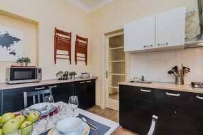 Appartement Classique | Cuisine privée | Réfrigérateur, micro-ondes, four, plaque de cuisson