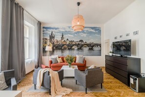 Apartemen Klasik | Area keluarga | Smart TV, Netflix, dan layanan streaming