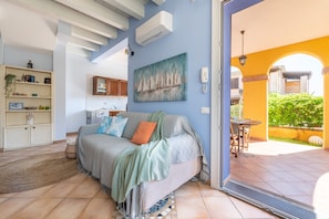 Quarto com cama, um quadro, um telefone e vista para o exterior.