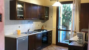 Frigorifero, microonde, forno, piano cottura