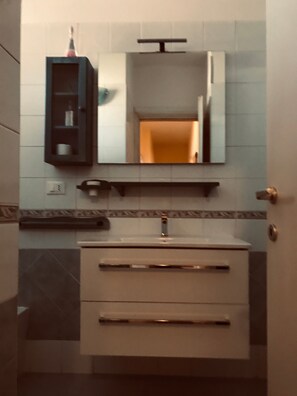 Douche, sèche-cheveux, serviettes fournies