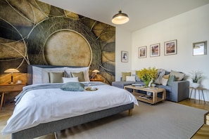 1 habitación, decoración personalizada, muebles diferentes y escritorio