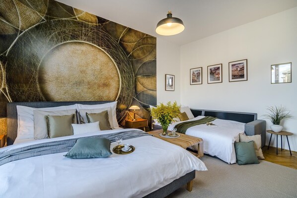 1 habitación, decoración personalizada, muebles diferentes y escritorio