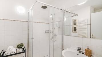 Traditional Apartment | Bathroom