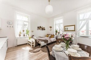 Comfort-Apartment | Individuell dekoriert, individuell eingerichtet, Schreibtisch