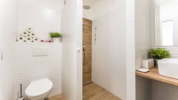 Studio | Salle de bain | Douche, articles de toilette gratuits, sĂšche-cheveux