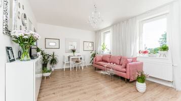 Studio | Living area | Flat-screen TV