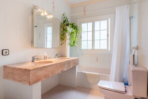 Baignoire, articles de toilette gratuits, sèche-cheveux