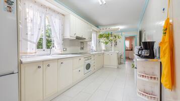 Een koelkast, een magnetron, een oven, een kookplaat