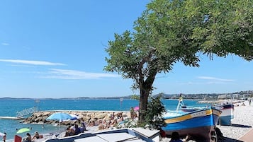 Playa en los alrededores y camastros