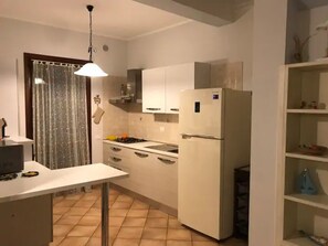 ثلاجة، ميكروويف، فرن، موقد طهي مسطح