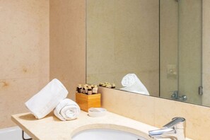 Kombinert dusj/badekar, hårføner, bidé og håndklær