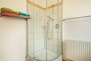 Een douche, een haardroger, handdoeken