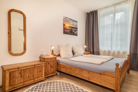 2 室のベッドルーム、アイロン / アイロン台、WiFi (無料)、ベッドシーツ. Stylish Holiday Apartment "Tuna" in Old Building Villa, with Mountain View