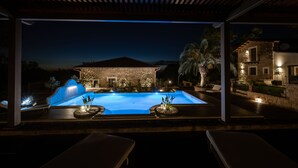 Front of property – evening/night - B&B Donna Carolina Luxury Rooms (Cefalù)