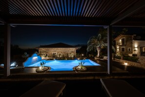 Front of property - evening/night - B&B Donna Carolina Luxury Rooms (Cefalù)