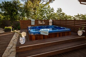 Outdoor spa tub - B&B Donna Carolina Luxury Rooms (Cefalù)