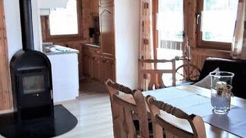 House, 2 Bedrooms, Terrace | In-room dining