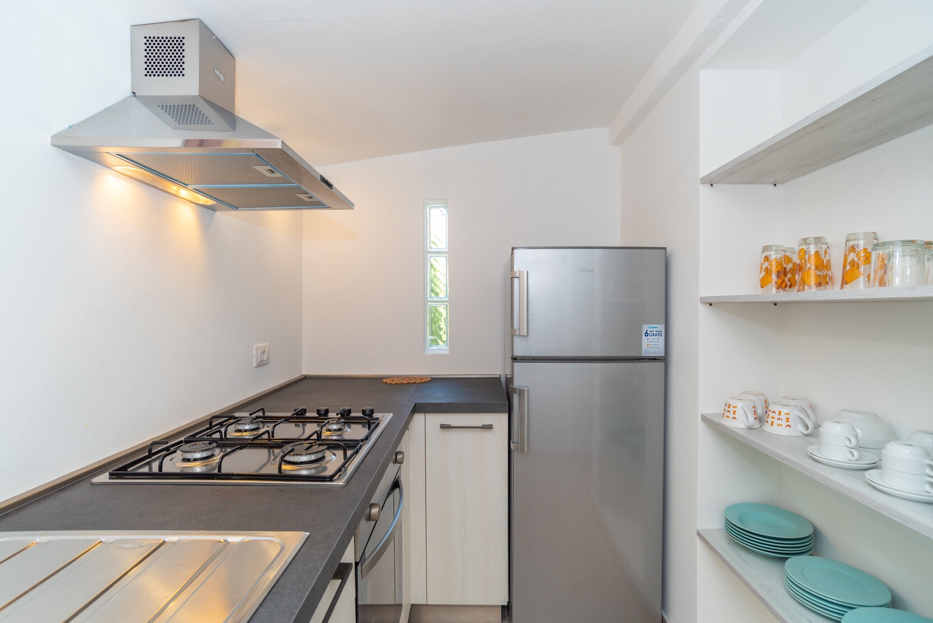 Fridge, oven, stovetop, coffee/tea maker