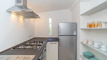 Kjøleskap, ovn, kokeplater og kaffetrakter/tekoker