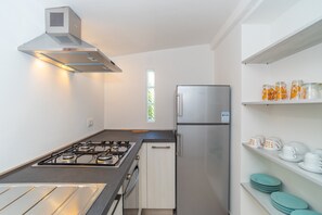 Fridge, oven, stovetop, coffee/tea maker