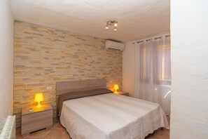 2 bedrooms, iron/ironing board, free WiFi, bed sheets
