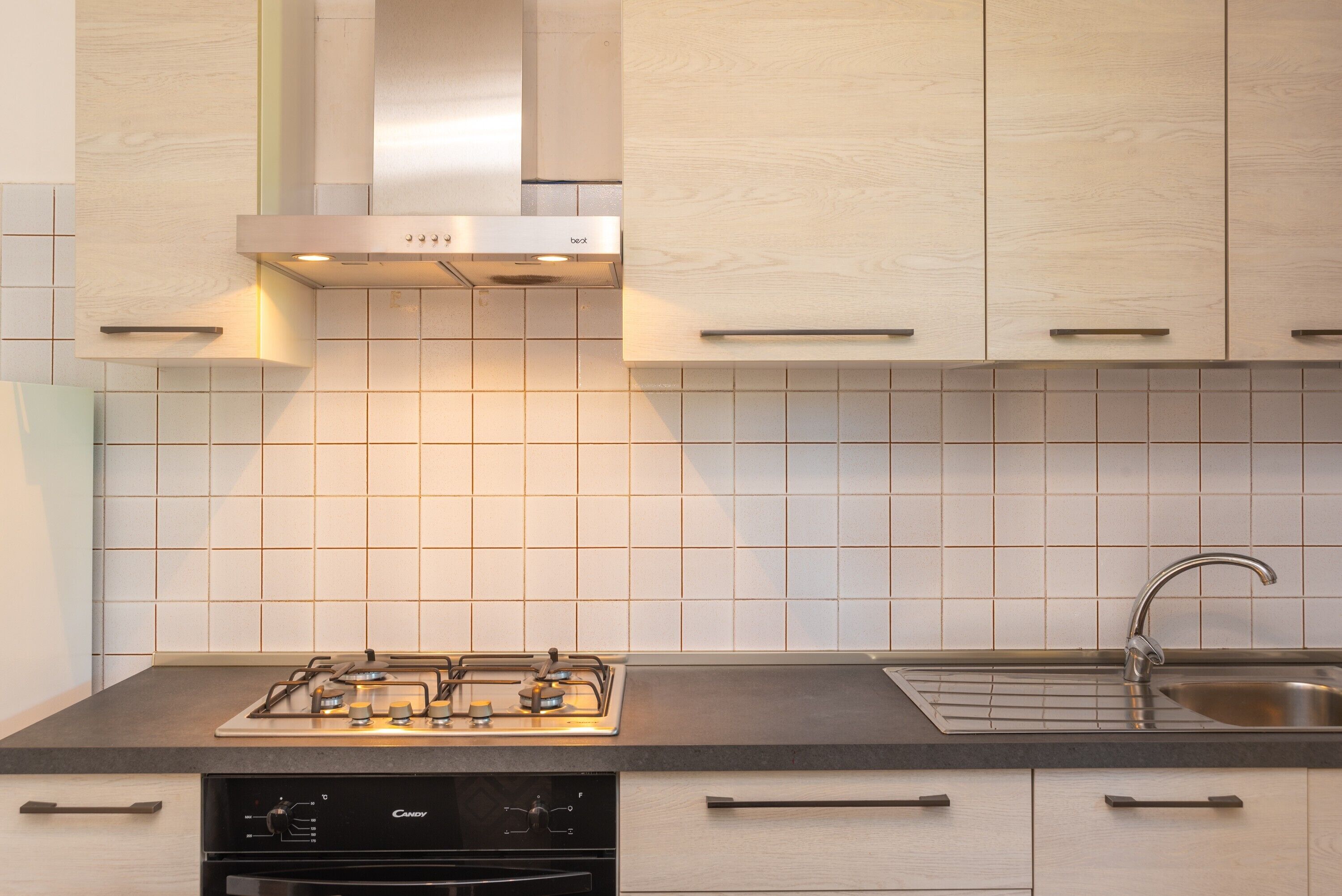 Kühlschrank, Ofen, Herdplatte, Wasserkocher mit Kaffee-/Teezubehör