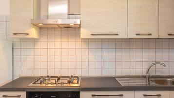 KĂŒhlschrank, Ofen, Herdplatte, Wasserkocher mit Kaffee-/Teezubehör