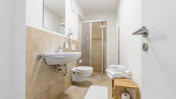 Junior Suite | Bathroom | Shower, hair dryer, towels, soap