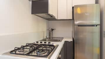 Geladeira, fogão, cooktop, cafeteira/chaleira