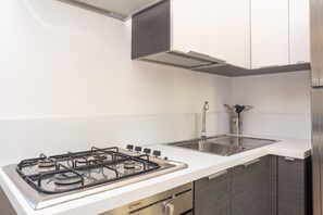 Refrigerador, horno, parrilla de estufa y cafetera y tetera 