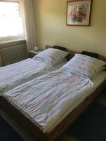 Escritorio, wifi gratis y ropa de cama 