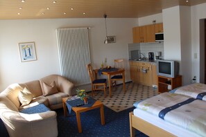 Apartment (16) | Living area | 32-inch TV with satellite channels