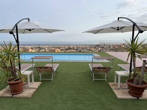 Outdoor pool, open 9:30 AM to 6:00 PM, pool umbrellas, pool loungers - Villa Leucatia Bed&Events (Sant'Agata Li Battiati)