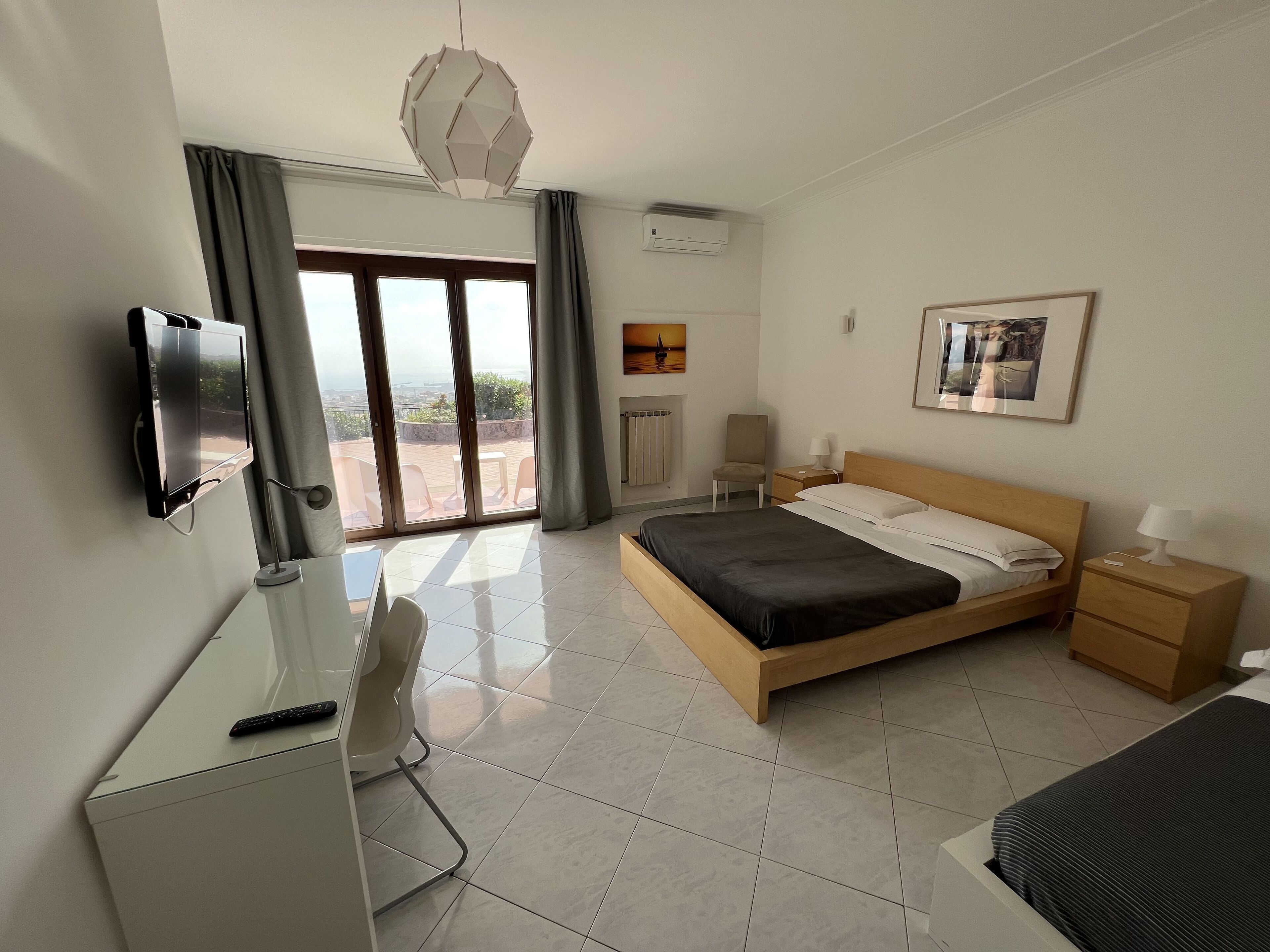 高级三人房, 泳池景观 | 办公桌、笔记本电脑工作区、遮光窗帘、熨斗/熨板