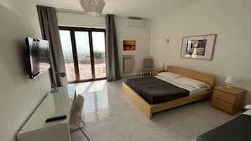 Quarto triplo superior, vista para a piscina | Escrivaninha, espaço de trabalho para notebook, cortinas blackout