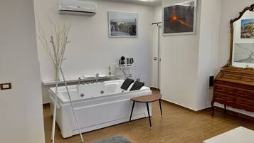 Suite estudio panorámica, bañera de hidromasaje, vistas al mar | Escritorio, espacio para trabajar con un portátil, cortinas opacas