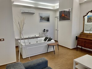 Studio Suite có tầm nhìn toàn cảnh, bồn tắm thủy lực, quang cảnh biển | Bàn, khu vực làm việc phù hợp cho laptop, màn/rèm cản sáng 
