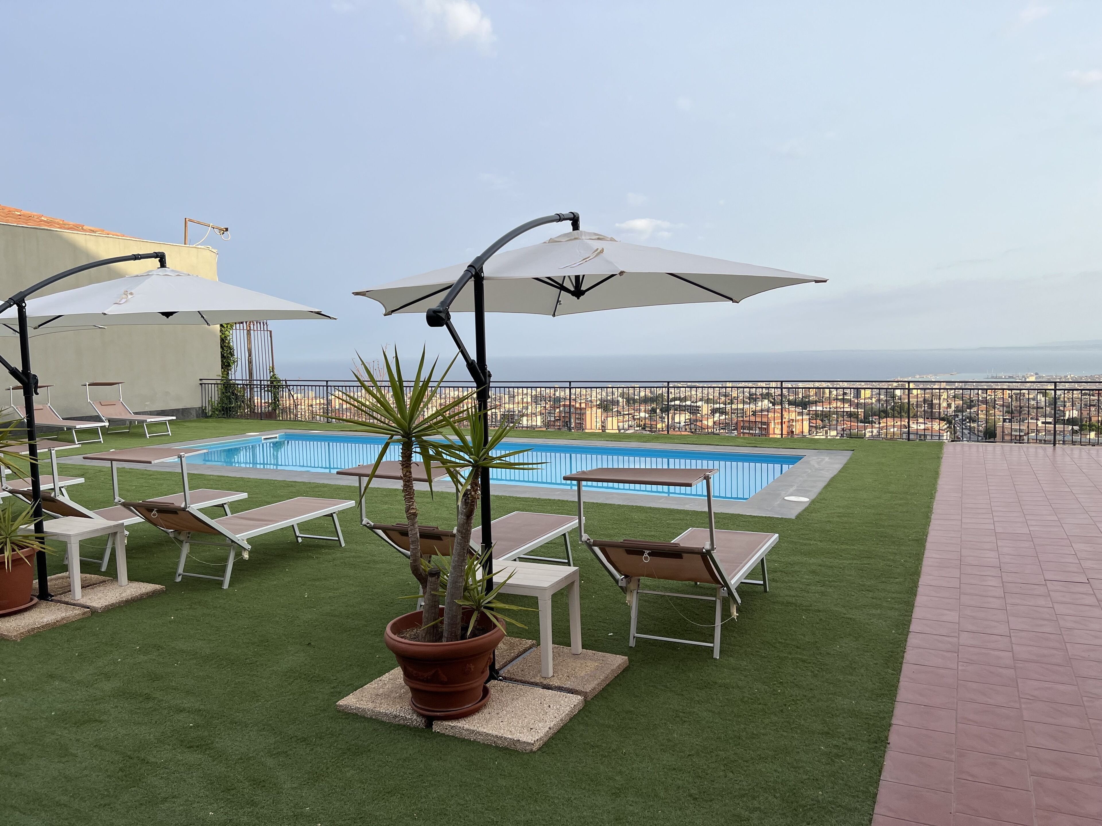 室外游泳池，09:30 至 18:00 开放，池畔遮阳伞，日光浴躺椅