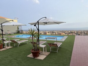 Outdoor pool, open 9:30 AM to 6:00 PM, pool umbrellas, sun loungers - Villa Leucatia Bed&Events (Sant'Agata Li Battiati)
