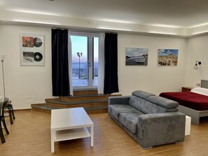 Panorama studio suite, bubbelbad, uitzicht op zee | Een bureau, een laptopwerkplek, verduisterende gordijnen